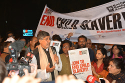 Kailash satyarthi calls to end child slavery at Jantar Mantar, New Delhi